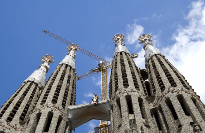 Per què la Sagrada Família té quatre torres per banda?