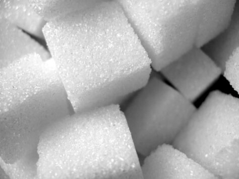 Què ocorre si es tira sucre en el dipòsit del cotxe?