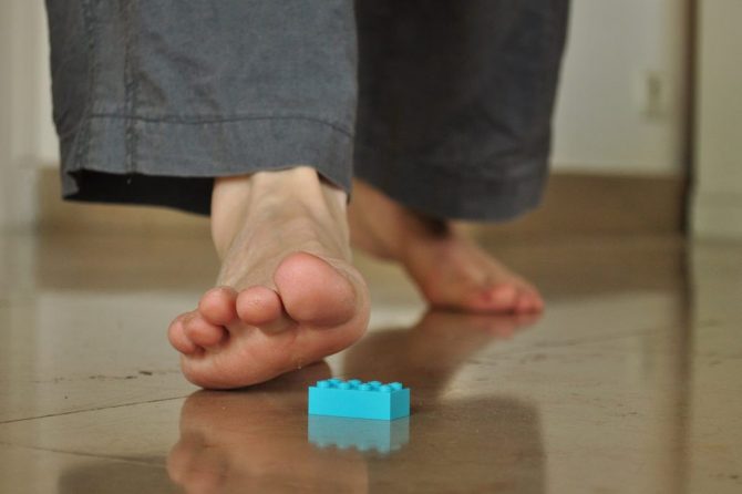 Per què fa tant mal trepitjar peces de Lego amb els peus descalços?
