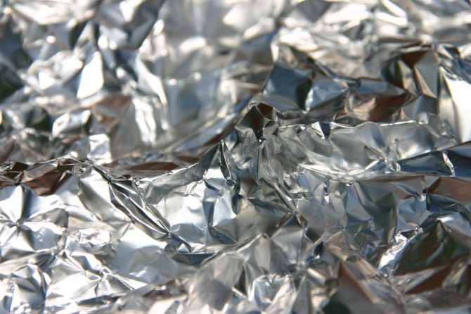 Per què el paper d’alumini és brillant per una banda i mat per l’altre?